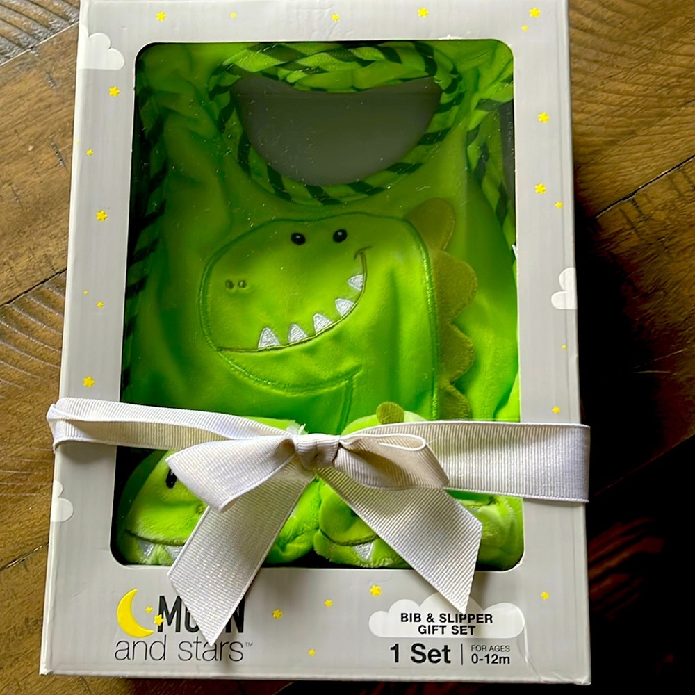 Brand new bib and slipper gift set for ages 0 to 12 months green dinosaur
